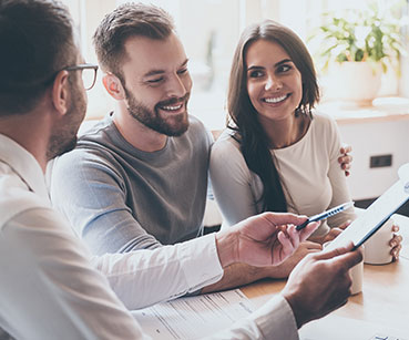 Lächelndes Paar bei der Beratung Lächelndes Paar bei der Beratung